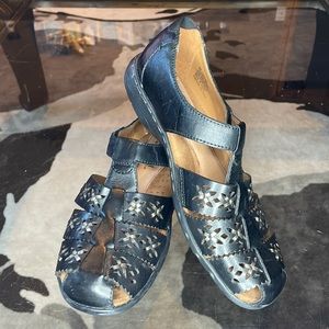 Cobb Hill leather sandals in black. Size 8